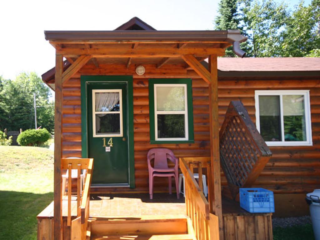 Spectacle Lake Lodge Bancroft Exterior photo
