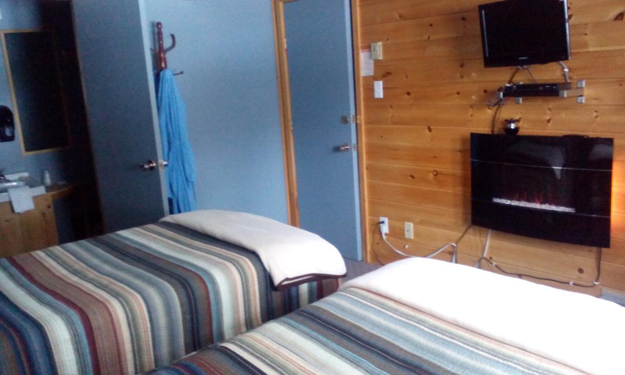 Spectacle Lake Lodge Bancroft Exterior photo
